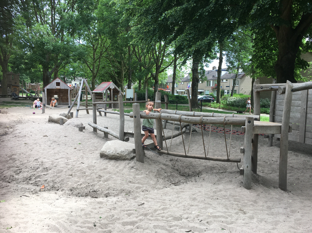 Houten speeltoestellen in het midden van de buurt. door Inge Wolters (bron: Inge Wolters)