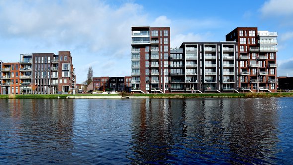 Moderne woningen langs het kanaal in Alkmaar door L.ON (bron: Shutterstock)