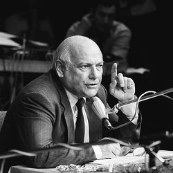 Joop den Uyl door Rob Croes (bron: Wikimedia Commons)