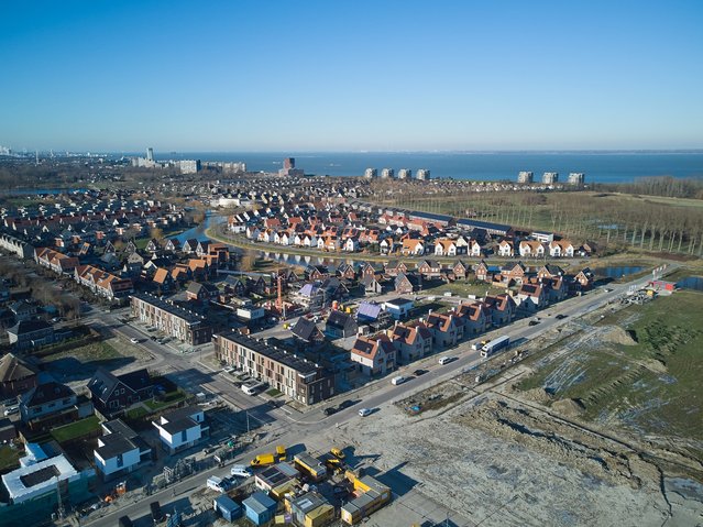 Luchtfoto met recente nieuwbouwprojecten zoals o.a. rijwoningen Vinkentouw, twee-onder-een-kapwoningen Strandbroeders en paviljoenwoningen iQube (in aanbouw). door Studio ArteP (bron: Studio ArteP)