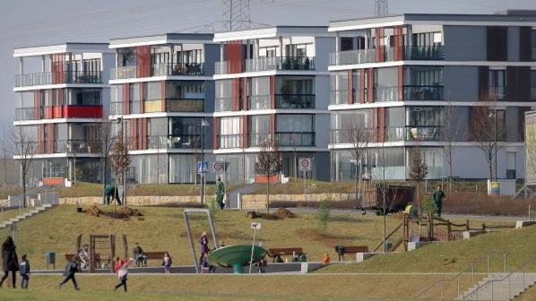 Riedberg_Frankfurt_parkeren onder de heuveltjes.jpg