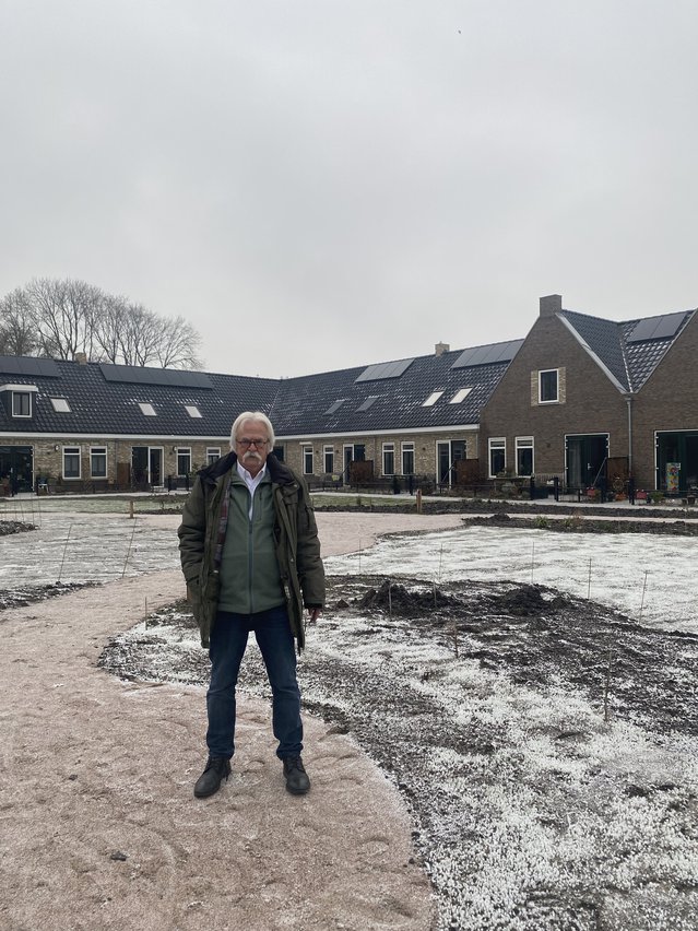 Tom Ligtvoet in de gemeenschappelijke tuin door Tess van den Bossche (bron: Tess van den Bossche)