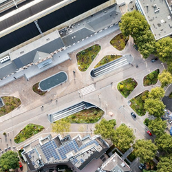Luchtfoto van het vernieuwde Stationsplein in Zwolle door Gemeente Zwolle (Stedenbouw & Architectuur)