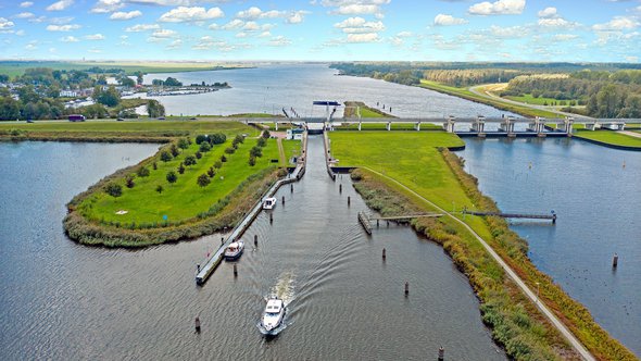 Aerial from the sluice at Nijkerk in the countryside from the Netherlands door Steve Photography (bron: Shutterstock)