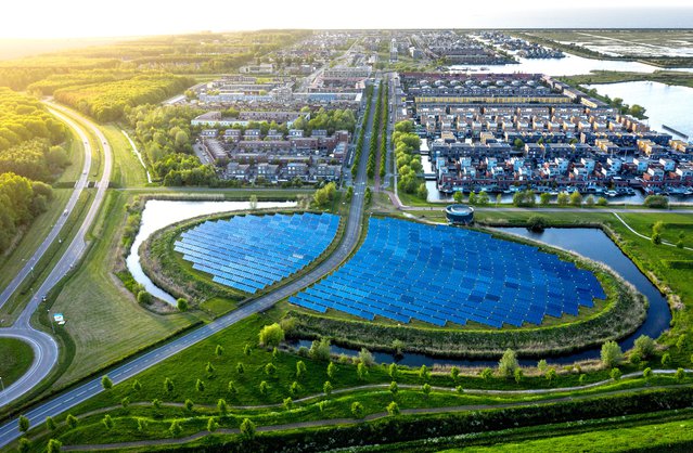 De stadsverwarming (stadswarmte) in de wijk wordt gedeeltelijk aangedreven door een zonnepaneeleiland (Zoneiland) in de buurt van Almere. door Pavlo Glazkov (bron: Shutterstock)