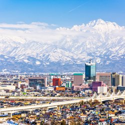 Toyama, Japan Skyline with Tateyama Mountain. door Sean Pavone (bron: shutterstock)