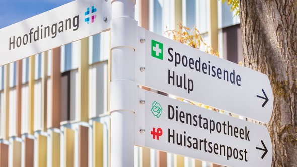 Bord Rijnstate, SEH, Huisartsenpost en Dienstapotheek, Arnhem door Martin Bergsma (bron: Shutterstock)