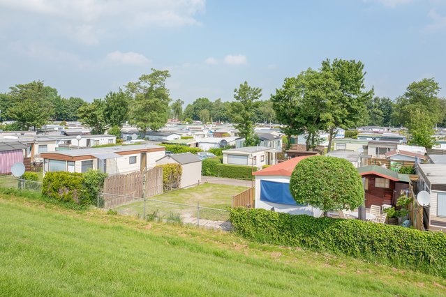 NETHERLANDS - LEMMER - MAY 20, 2018: Trailer homes on a camping in Lemmer. door Martien van Gaalen (bron: shutterstock)