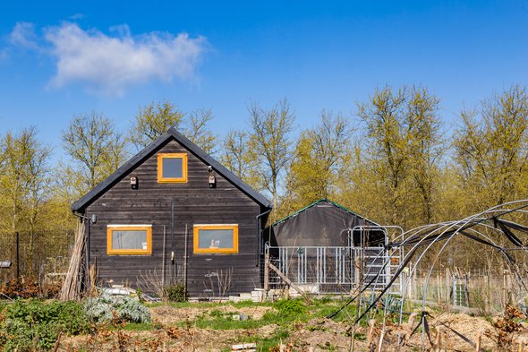 Eco-vriendelijk tiny house in Almere Oosterwold door INTREEGUE Photography (bron: Shutterstock)