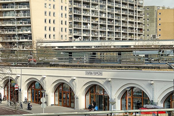 Hofbogen en station Hofplein, Rotterdam door Jan Geerling (bron: Wikipedia Commons)