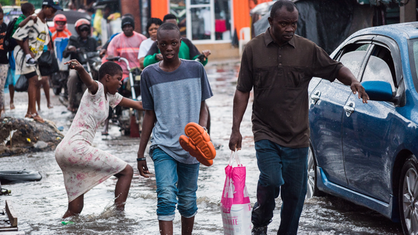 Overstroomde wegenm Nigeria door Tolu Owoeye (bron: Shutterstock)