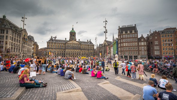 Toeristen op de Dam, Amsterdam door Georgios Tsichlis (bron: shutterstock.com)