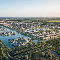 Woonwijk in de Noorderplassen, Almere door Pavlo Glazkov (bron: shutterstock.com)