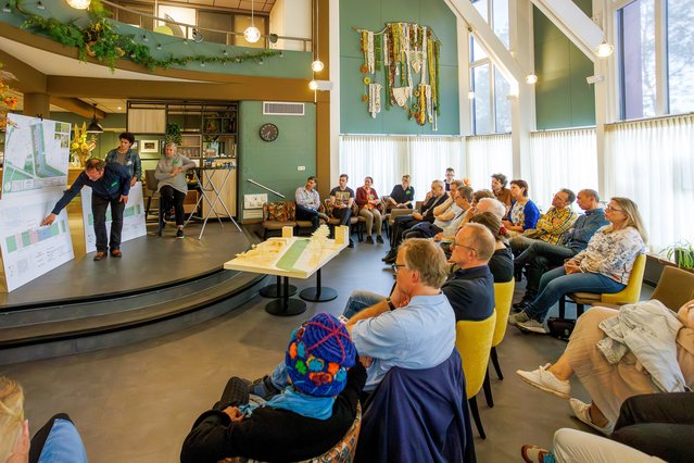 Informatieavond in buurthuis ’t Kardoes door Adrienne Norman (bron: Woningbouwatelier gemeente Almere)