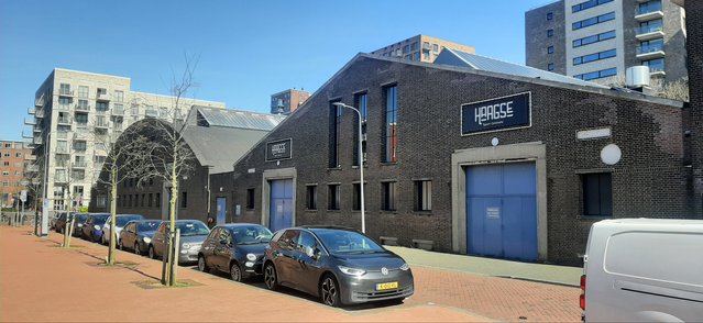 Robuuste straatinrichting rond de RAC Hallen door Haan en Laan (bron: Haan en Laan)