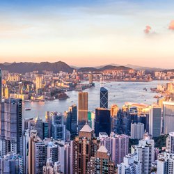 Zonsondergang over Victoria Harbor zoals bekeken bovenop Victoria Peak door Ronnie Chua (bron: shutterstock)