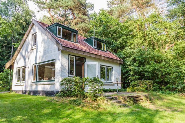 Grondgebonden huis in groene omgeving door INTREEGUE Photography (bron: shutterstock.com)