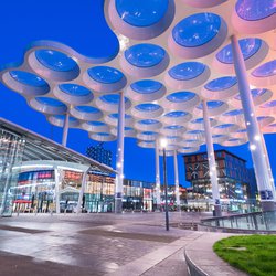 Utrecht Centraal Station vanaf het Stationsplein met winkelcentrum Hoog Catharijne. door Sean Pavone (bron: Shutterstock)