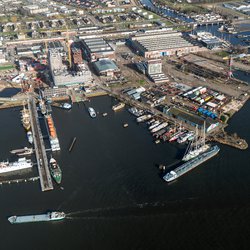 5 February 2020, Amsterdam Holland. Aerial view of NDSM wharf at the northside of river IJ. A harbour area with hotel, restaurant, residential apartments and construction of new high rise building. door Aerovista Luchtfotografie (Shutterstock)