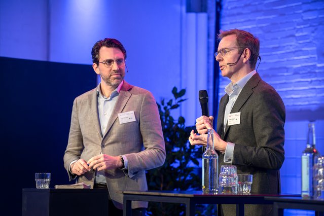 Mark Siezen en Tom Daamen tijdens SKG Jaarcongres 2024 door Sander van Wettum (bron: Stichting Kennis Gebiedsontwikkeling)