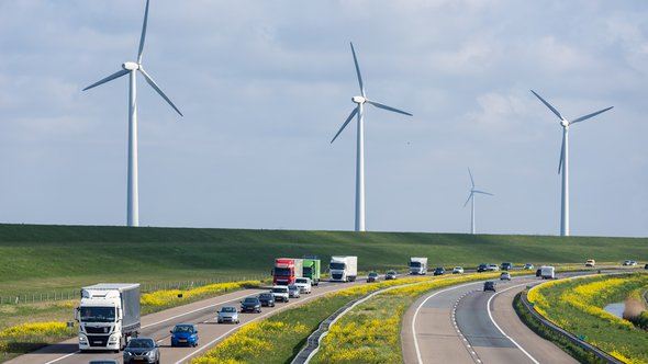 Windmolens naast de A6 in de buurt van Lelystad door T.W. van Urk (bron: Shutterstock)