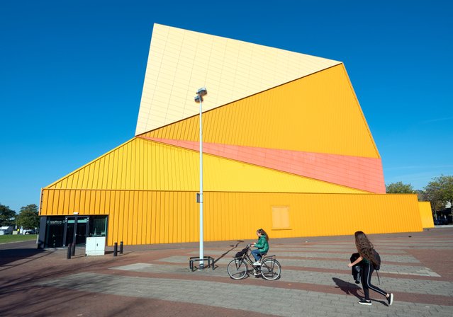 Theather Agora, Lelystad door Anton Havelaar (bron: Shutterstock)