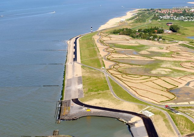 Luchtfoto van de klimaatdijk in Waterdunen door Sky Pictures (bron: Provincie Zeeland)