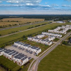 Luchtfoto van moderne huizen door Aleks Kend (bron: Shutterstock)