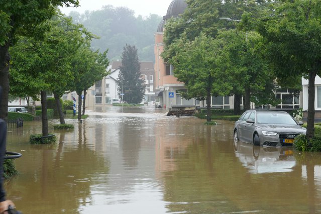Netherlands - 15 july 2021, Valkenburg: Flooding after heavy rain in the province of South Limburg- flooded street and car door MyStockVideo (bron: shutterstock)
