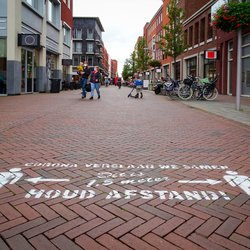 Winkelen in Nederlands stadscentrum tijdens virusuitbraak. Waddinxveen, Nederland, door KiwiK (bron: Shutterstock)