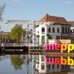 Meppel, Netherlands, May 2, 2022; Cityscape of Meppel with the name of the city in colored letters. door Jan van der Wolf (bron: Shutterstock)
