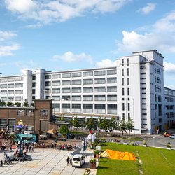 Strijp-S: levendigheid op het Ketelhuisplein, met op de achtergrond het Klokgebouw door Peter Beekmans (bron: Wikimedia Commons)