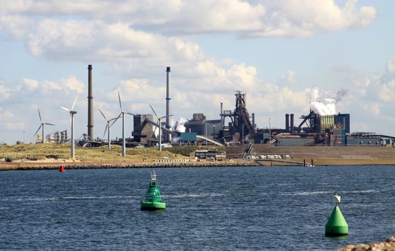 Hoogovens staal fabriek in IJmuiden-Velsen door Fortgens Photography (bron: Shutterstock)