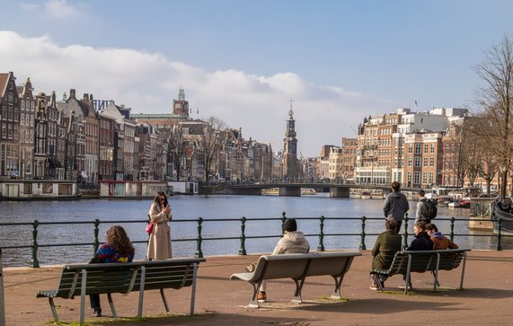 Bankjes in Amsterdam door Wolf-photography (bron: shutterstock)