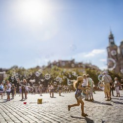 gelukkige zomerdag en kinderen spelen op het oude stadsplein in Praag door BABAROGA (bron: Shutterstock)