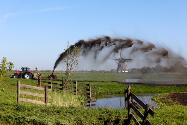Tractor bemest grasveld vanuit sloot door corlaffra (bron: shutterstock)