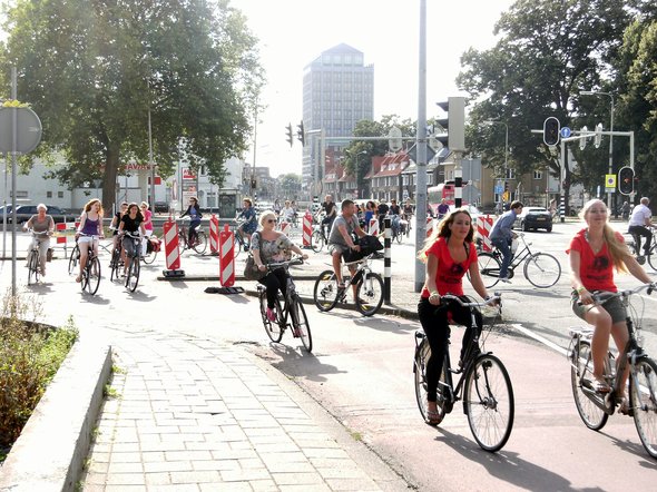 Fietsers kruispunt fietsen - Wikimedia Commons / Mark Ahsmann / CC BY-SA 3.0