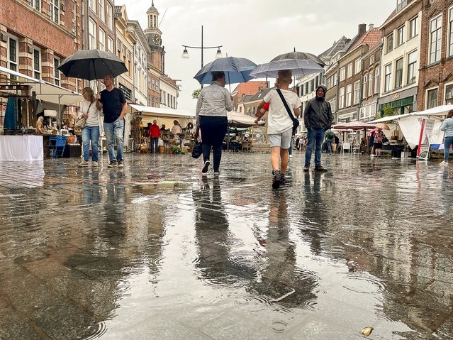 Stromende regen in Zutphen door Maarten Zeehandelaar (bron: Shutterstock)