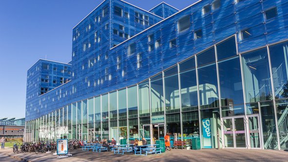 GRONINGEN, NETHERLANDS - FEBRUARY 15, 2019: Students enjoying the sun at the Groningen university campus door Marc Venema (bron: Shutterstock)