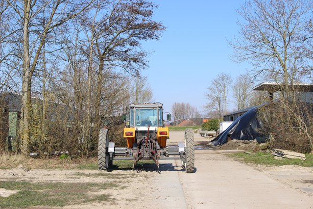 Een trekker geschikt voor strokenteelt. Rechts in beeld het met folie afgedekte Bokashi door Jutta Hinterleitner (bron: Essay Regeneratieve landbouw)