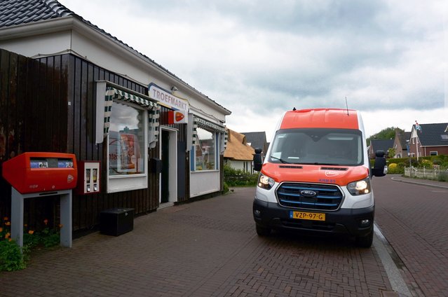 Troefmarkt met postpunt in Meedhuizen.jpeg door Suzan Christiaanse (bron: Suzan Christiaanse)