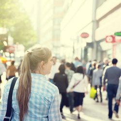 young woman on street of London door Iakov Kalinin (bron: shutterstock)