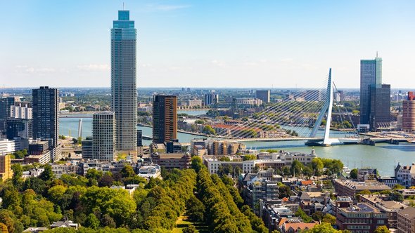 Panorama van Rotterdam met uitzicht op de Erasmusbrug door BearFotos (bron: Shutterstock)
