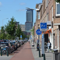 Rijswijkseweg Den Haag parkeren wonen weg - Wikimedia Commons, 2020 door Steven Lek (bron: Wikimedia Commons)