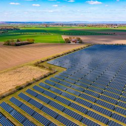 Een veld met zonnepanelen door reisezielinfo (bron: Shutterstock)