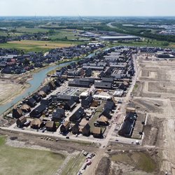 Vogelvlucht van nieuwe wijk in Nederland door GLF Media (bron: Shutterstock)