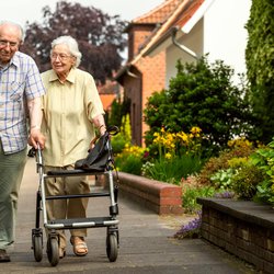 Oud-stel lopend door een woonwijk door Ingo Bartussek (bron: Shutterstock)