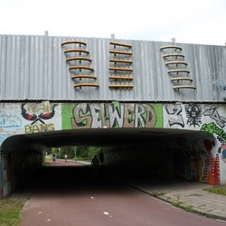 Viaduct kunstwerk van Bob Stolzenbach in Groningen door ZanderZ (bron: Wikimedia Commons)