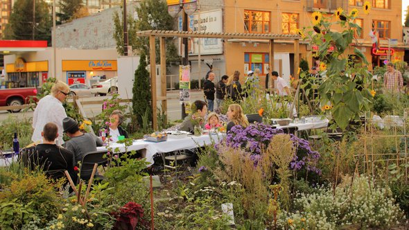 "Dining in the Davie Community Garden" (CC BY 2.0) by Geoff Peters 604 door Geoff Peters 604 (bron: Flickr)