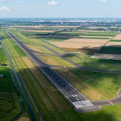 Luchtfoto van de Polderbaan bij Schiphol door Aerovista Luchtfotografie (bron: Shutterstock)